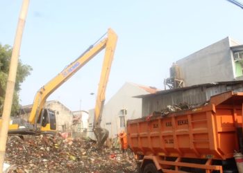Keruk Sampah Menggunung ,  UPTD wilayah V Dinas LH  Kabupaten Bekasi Kerahkan semua Armada 