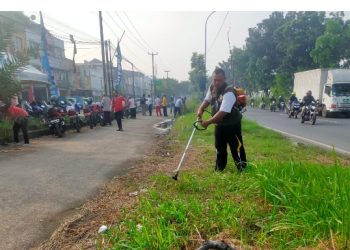 Kecamatan Tamsel Jumsih Potong Rumput Yang Menutupi Marka Jalan