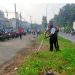 Kecamatan Tamsel Jumsih Potong Rumput Yang Menutupi Marka Jalan