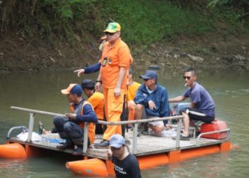 UPTD lll Bersama Warga RW 018 dan Karang Taruna Bersih-Bersih  Kali Sadang