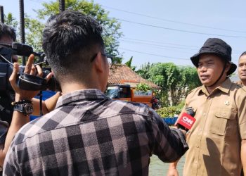 UPTD Wilayah V Bersihkan Eceng Gondok di Kali Irigasi Kedungwaringin