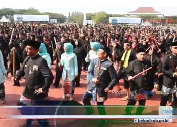 Dani Ramdan Meriahkan HUT Kabupaten Bekasi Dengan Menari Ujungan