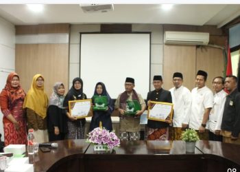 DLH berikan Piala Pemenang Sekolah Adiwiyata