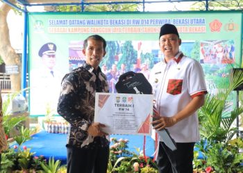 Wali Kota Bekasi Berikan Penghargaan Kampung Tangguh Jaya