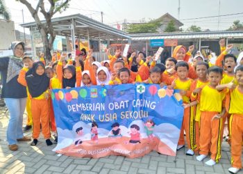 Siswa SDN Kedungwaringin 02 Diberikan Obat Cacing