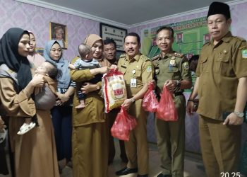 Pemerintah Kecamatan Cikarang Barat Beri Bantuan Kepada Bayi Stunting