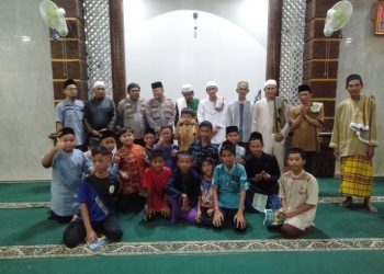 Polsek Karawang Taraweh Keliling di Masjid Jami Al Falah Warung Bambu