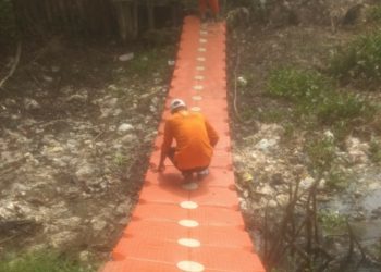 Tim Biawak dan Tim Baya Pasang Kubus Apung di Terowongan Jalan Tol