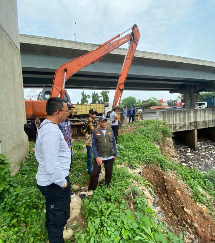 Kadis LH dan Kabid Kebersihan Pantau Pengerukan Sampah di Kalijambe