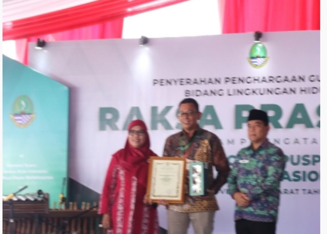 Kado Manis Akhir Tahun, Dinas LH Kabupaten Bekasi Sabet Penghargaan Raksa Prasada