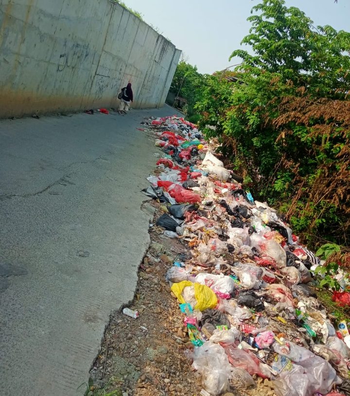 Sampah Liar di Bantaran Kali CBL Dikeluhkan Warga