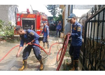 Damkar Bekasi Tuntas Bersihkan Lumpur Pasca Banjir