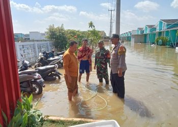Camat Sukawangi Kunjungi Warga Terdampak Banjir