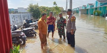 Camat Sukawangi Kunjungi Warga Terdampak Banjir