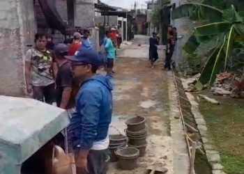 Warga RW 50 Kompak Cor Jalan Rusak di Kavling Bumi Kehuripan, Bekasi