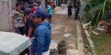 Warga RW 50 Kompak Cor Jalan Rusak di Kavling Bumi Kehuripan, Bekasi