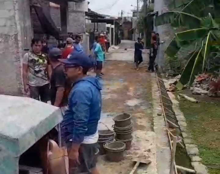 Warga RW 50 Kompak Cor Jalan Rusak di Kavling Bumi Kehuripan, Bekasi