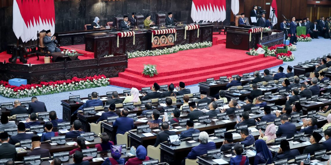 Reformasi BUMN merupakan langkah yang berani dan penting karena terlalu banyak perusahaan negara yang tidak produktif justru dapat membebani keuangan negara.
