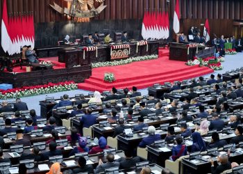 Reformasi BUMN merupakan langkah yang berani dan penting karena terlalu banyak perusahaan negara yang tidak produktif justru dapat membebani keuangan negara.